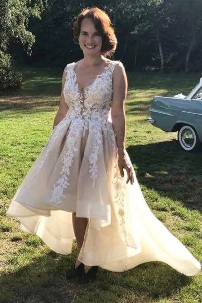 Luxury Open Back Tulle A-Line Hi-Lo Ruffles V-Neck Wedding Dress with Appliques Lace