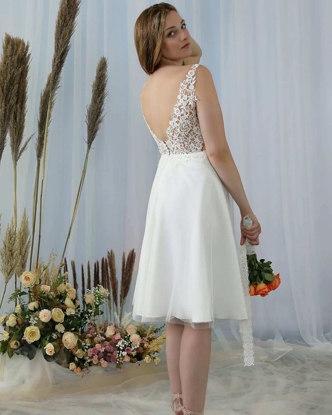 Elegant Knee-Length A-Line V-Neck Wedding Dress with Lace