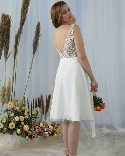 Elegant Knee-Length A-Line V-Neck Wedding Dress with Lace