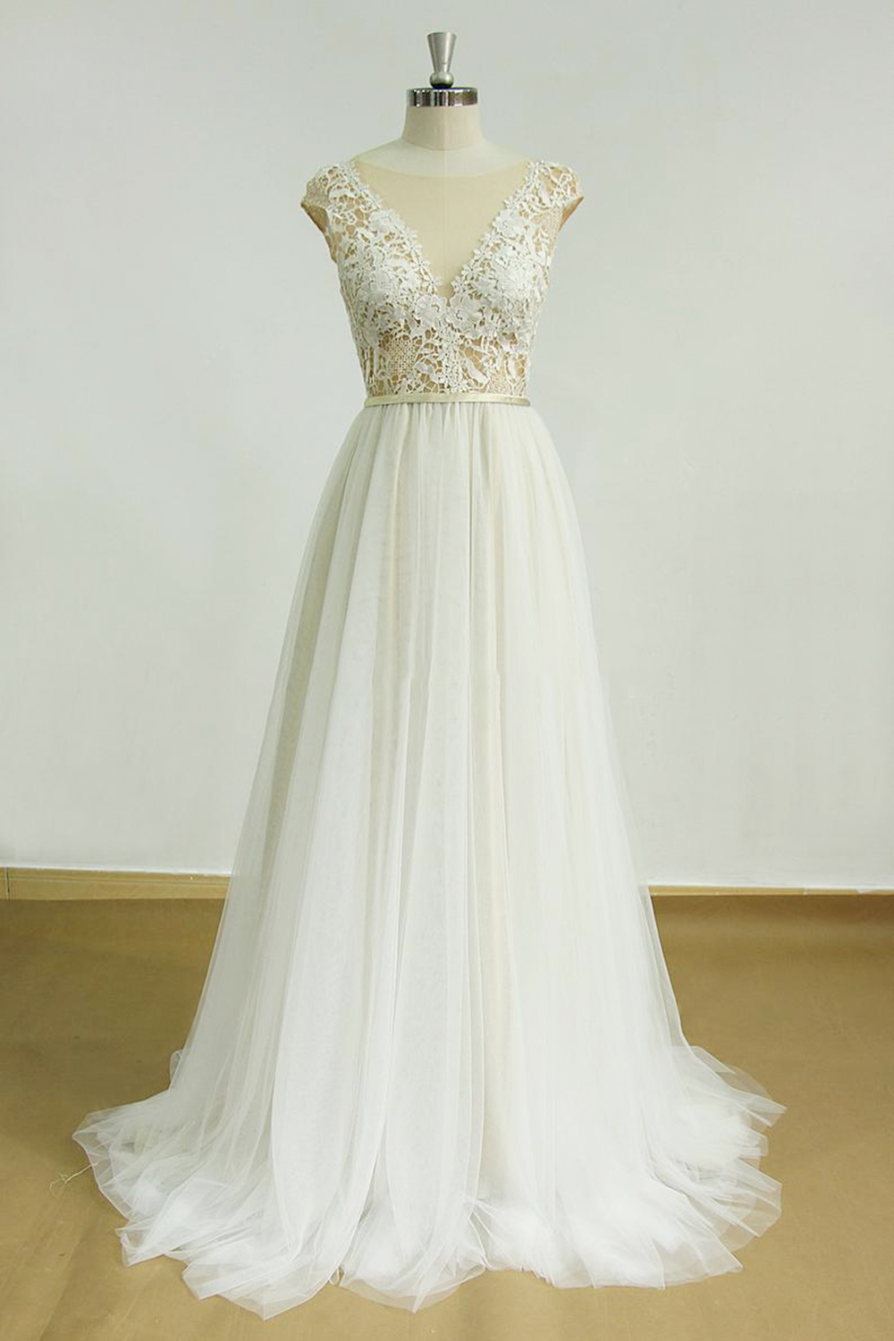BMbridal Elegant Jewel Tulle Lace Wedding Dress Sleeveless Appliques Bridal Gowns On Sale