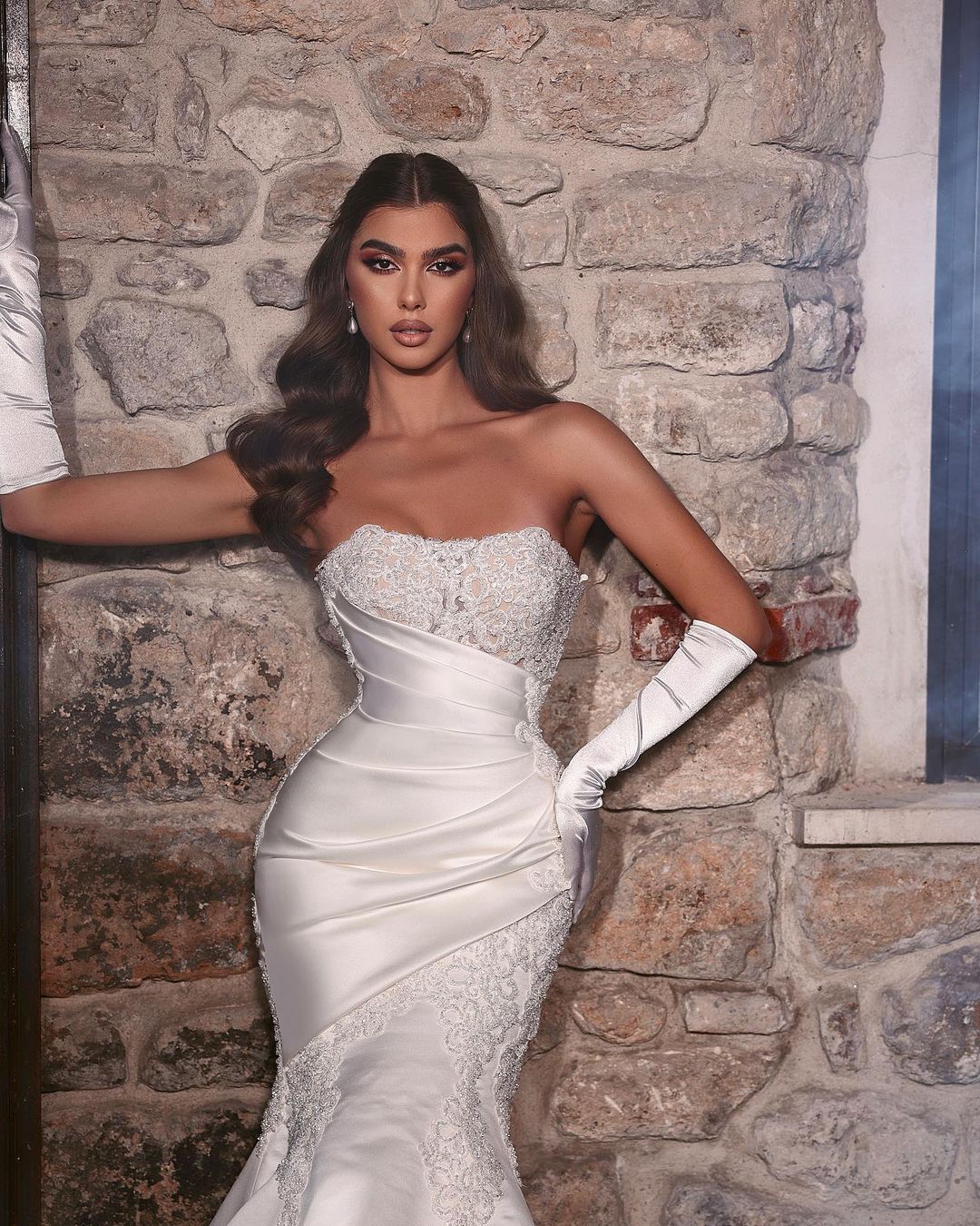 Beautiful Long Mermaid White Lace Sleeveless Wedding Dress With Appliques-BMbridal.com