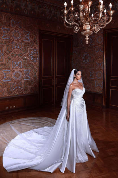 Beautiful White Sweetheart Beading Sleeveless Wedding Dress With Detachable Train-BMbridal.com