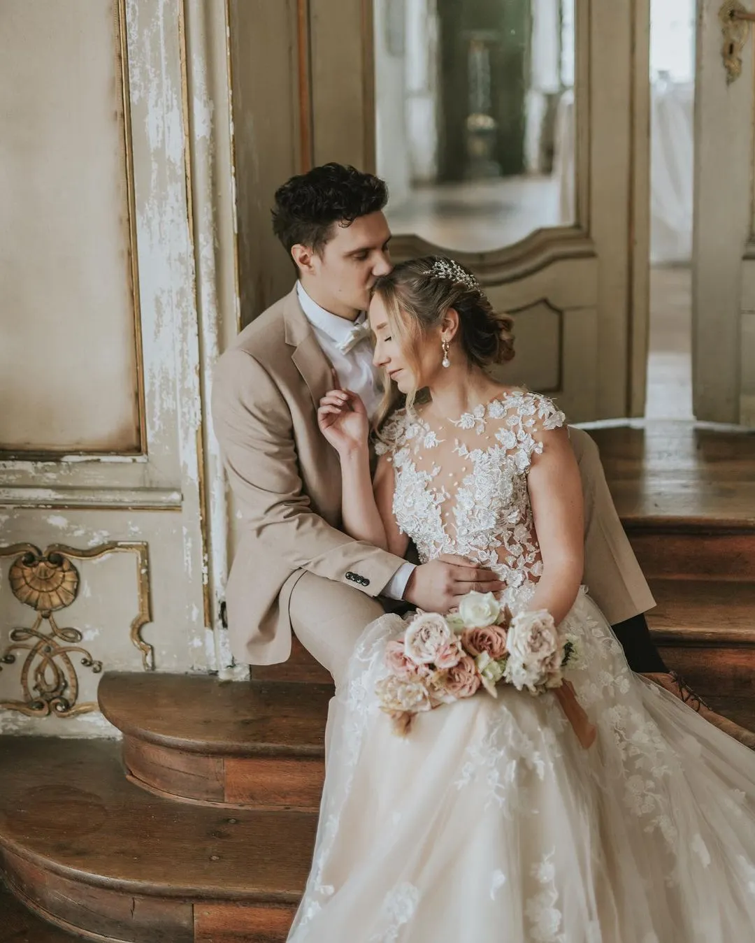 Chic Boho A-Line Tulle Long Wedding Dress with Lace Appliques