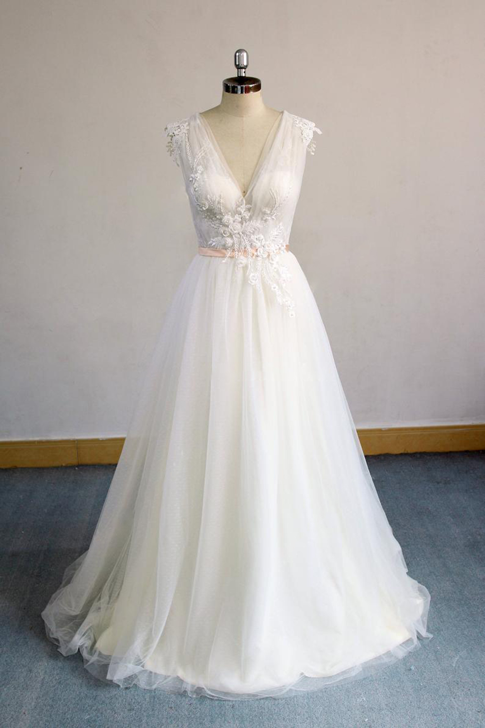 BMbridal Gorgeous V-neck Sleeveless A-line Wedding Dresses Champgne Tulle Bridal Gowns With Appliques On Sale-BMbridal