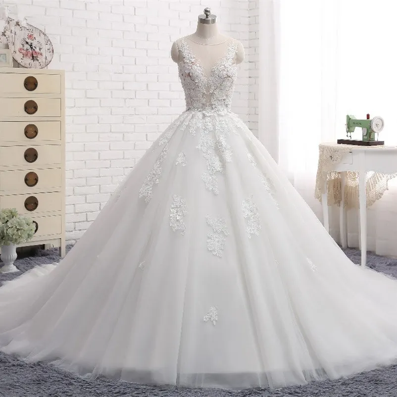 Romantic Train Long Sleeveless Tulle Wedding Dress with Appliques Lace