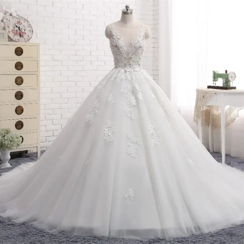 Romantic Train Long Sleeveless Tulle Wedding Dress with Appliques Lace
