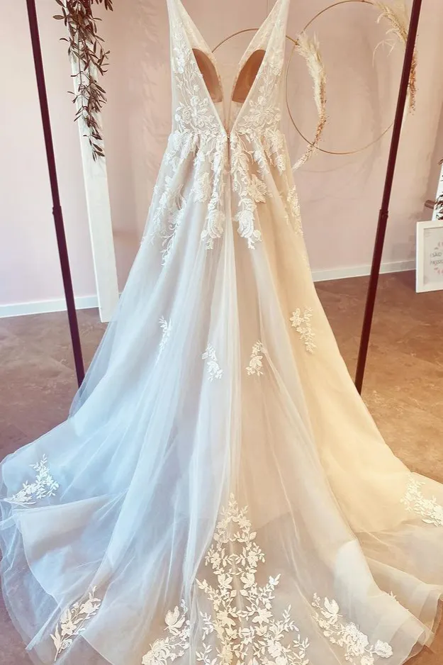 Popular Floor-Length Tulle A-Line Deep V-Neck Wedding Dress with Floral Lace
