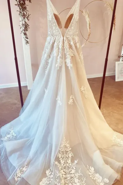 Popular Floor-Length Tulle A-Line Deep V-Neck Wedding Dress with Floral Lace