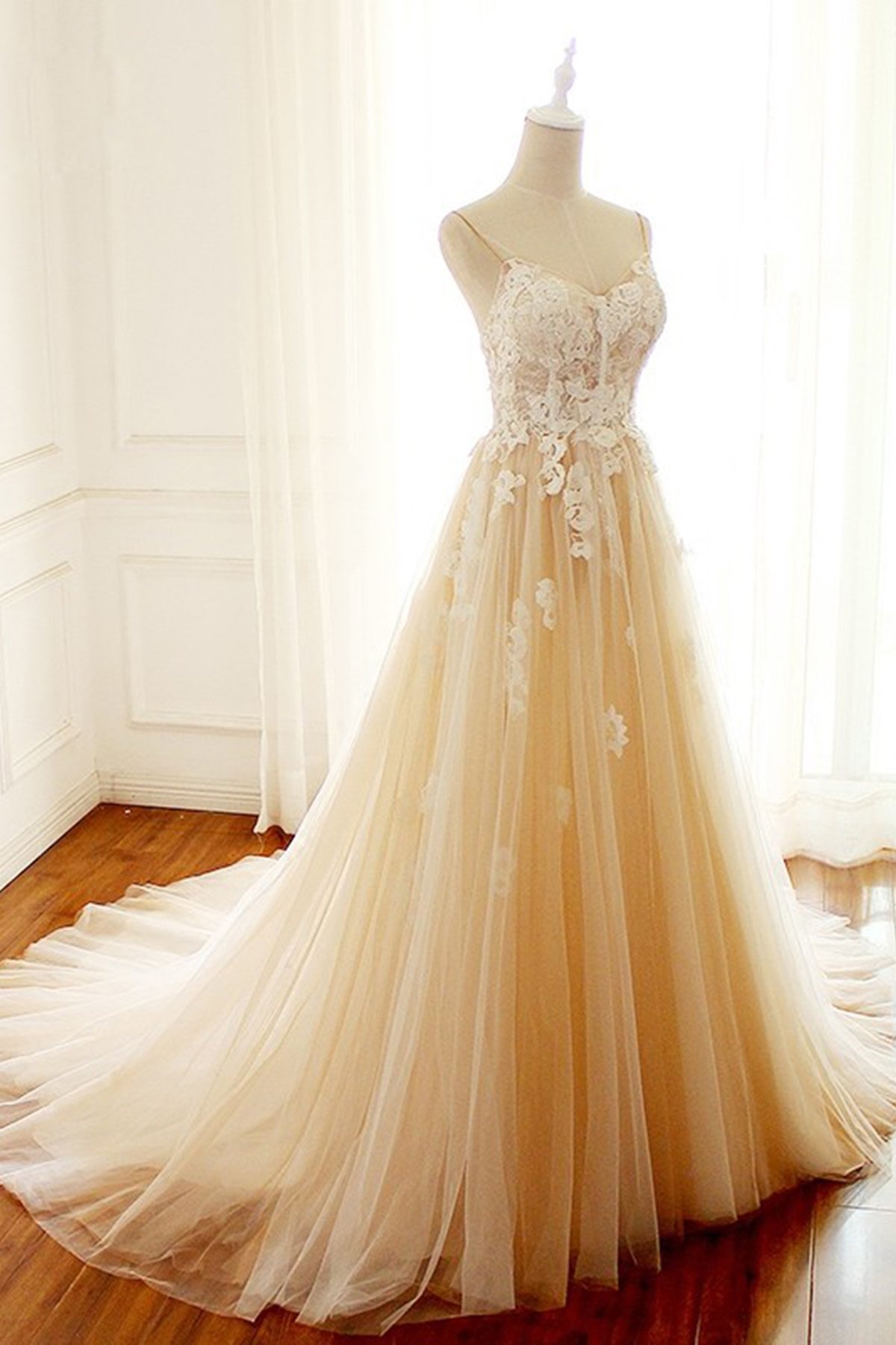 BMbridal Gorgeous Sweetheart Creamy Tulle Wedding Dress Spaghetti Straps Sweep Train Bridal Gowns On Sale-BMbridal