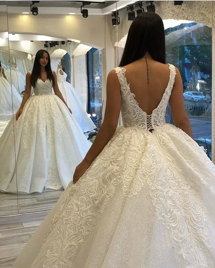 Stunning Spaghetti-Straps Sequins Backless Ball Gown Sweetheart Wedding Dress with Appliques Lace