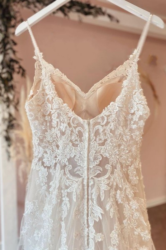 Stunning Sweetheart Tulle A-Line Spaghetti-Straps Wedding Dress with Appliques Lace