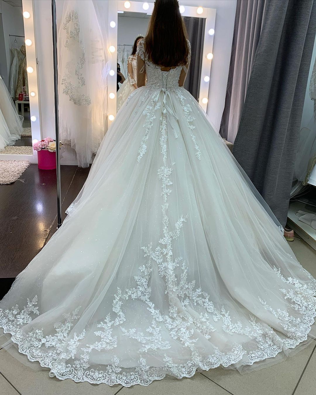 Charming Princess Bateau Long Sleeve Floor-Length Wedding Dress with Appliques Lace Tulle