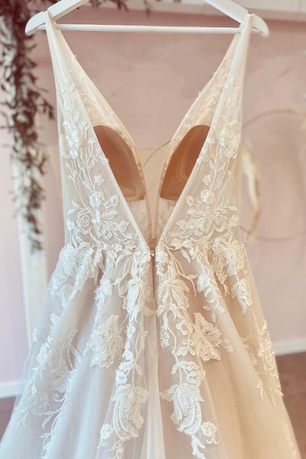 Popular Floor-Length Tulle A-Line Deep V-Neck Wedding Dress with Floral Lace