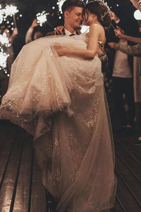 Romantic Long Tulle Spaghetti Straps Lace Wedding Dress with A-Line V-Neck