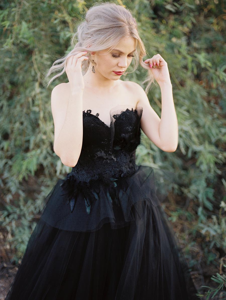 Chic Black Long Lace Tulle Open Back Wedding Dress with Sweetheart