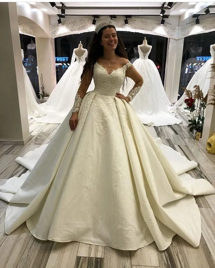 Glamorous Long Sleeves Sweetheart Satin Princess Wedding Dress with Appliques