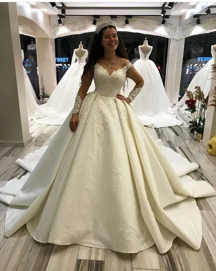 Glamorous Long Sleeves Sweetheart Satin Princess Wedding Dress with Appliques