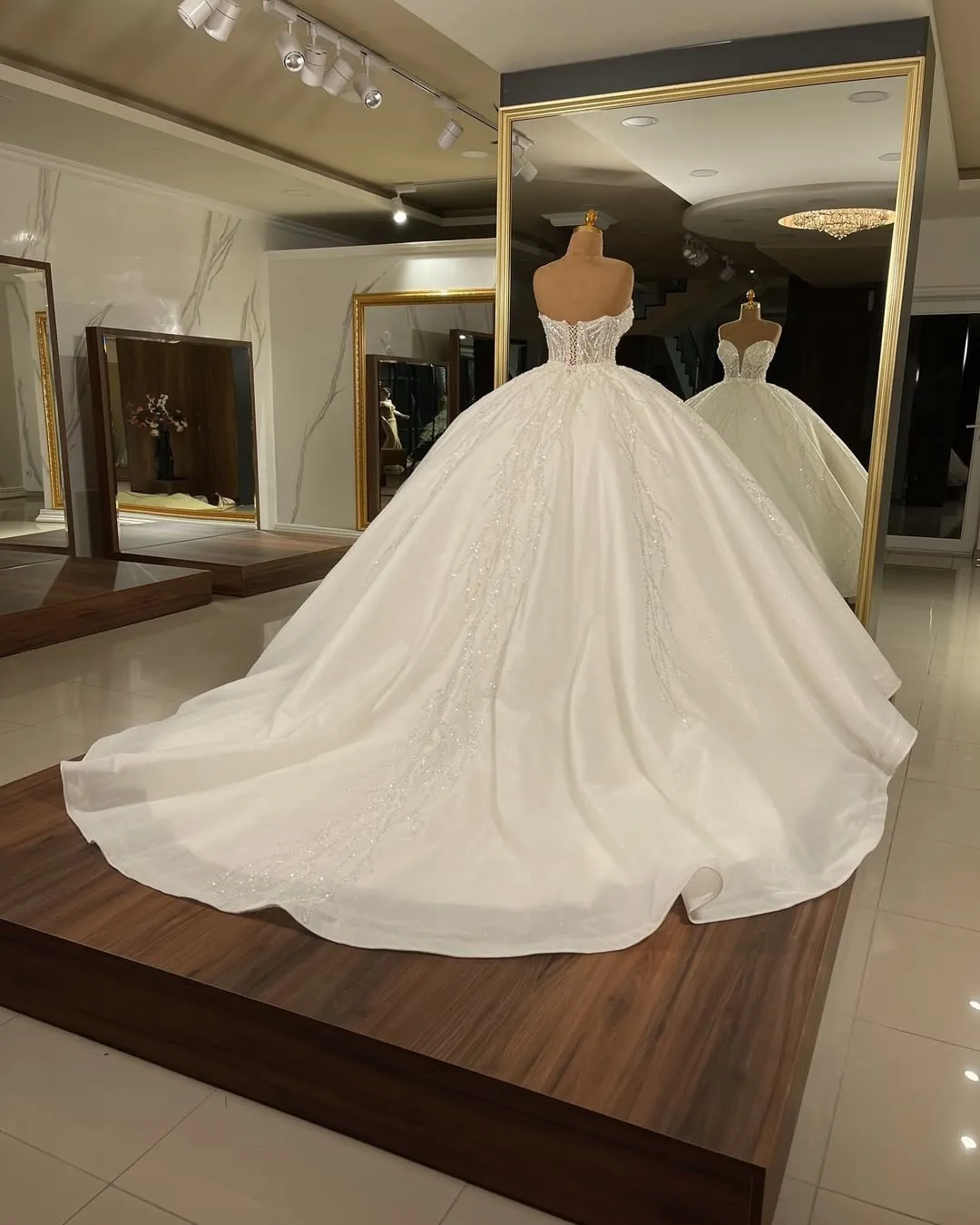 Gorgeous Ball Gown Glitter Long Wedding Dress with Sweetheart