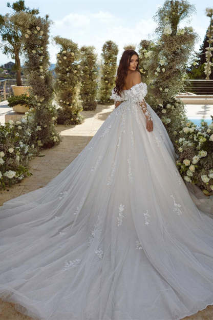 Elegant A-line Appliques Lace Sweetheart Tulle Wedding Dress With Long Sleeves-BMbridal.com