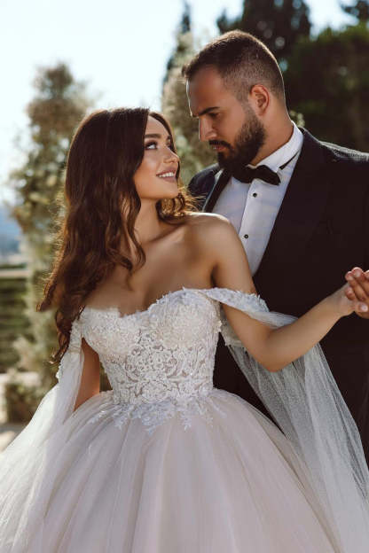 Elegant A-line Off-the-shoulder Tulle Lace Appliques Wedding Dress-BMbridal.com