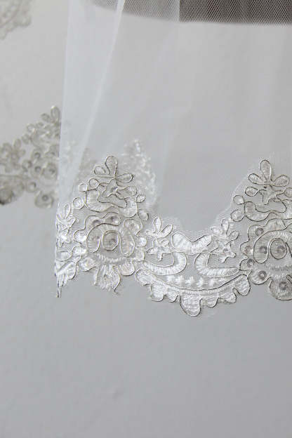 Elegant Lace Applique Edge Tulle Wedding Veil