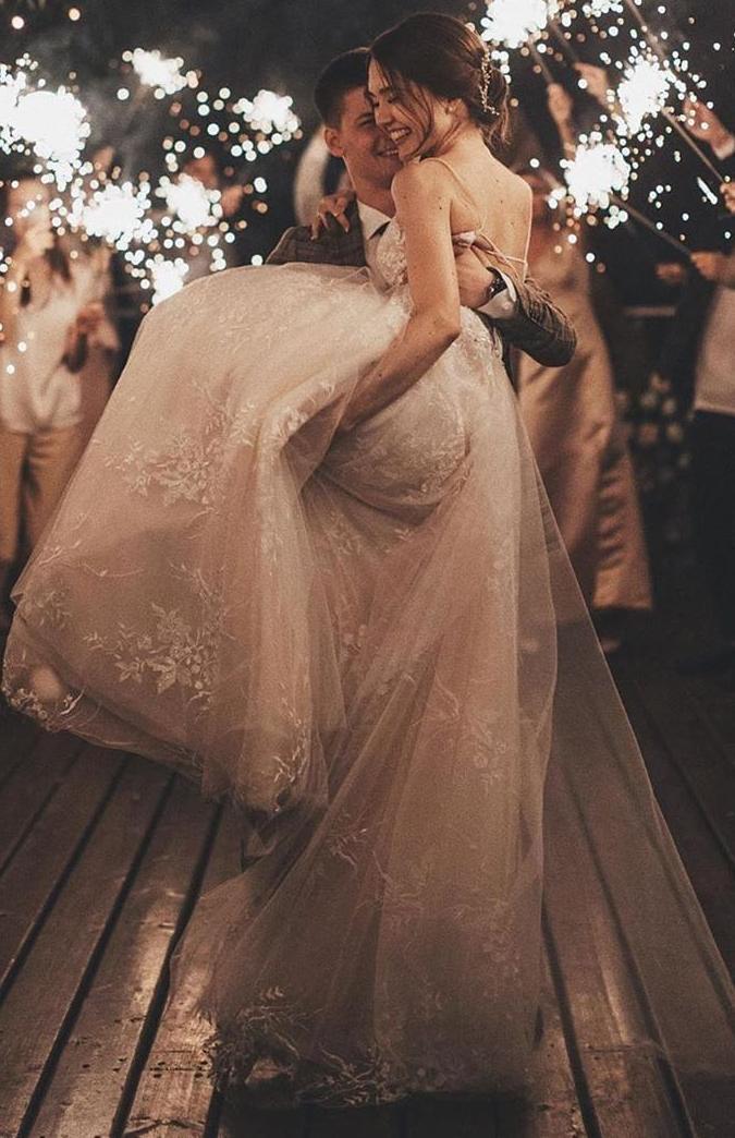 Romantic Long Tulle Spaghetti Straps Lace Wedding Dress with A-Line V-Neck