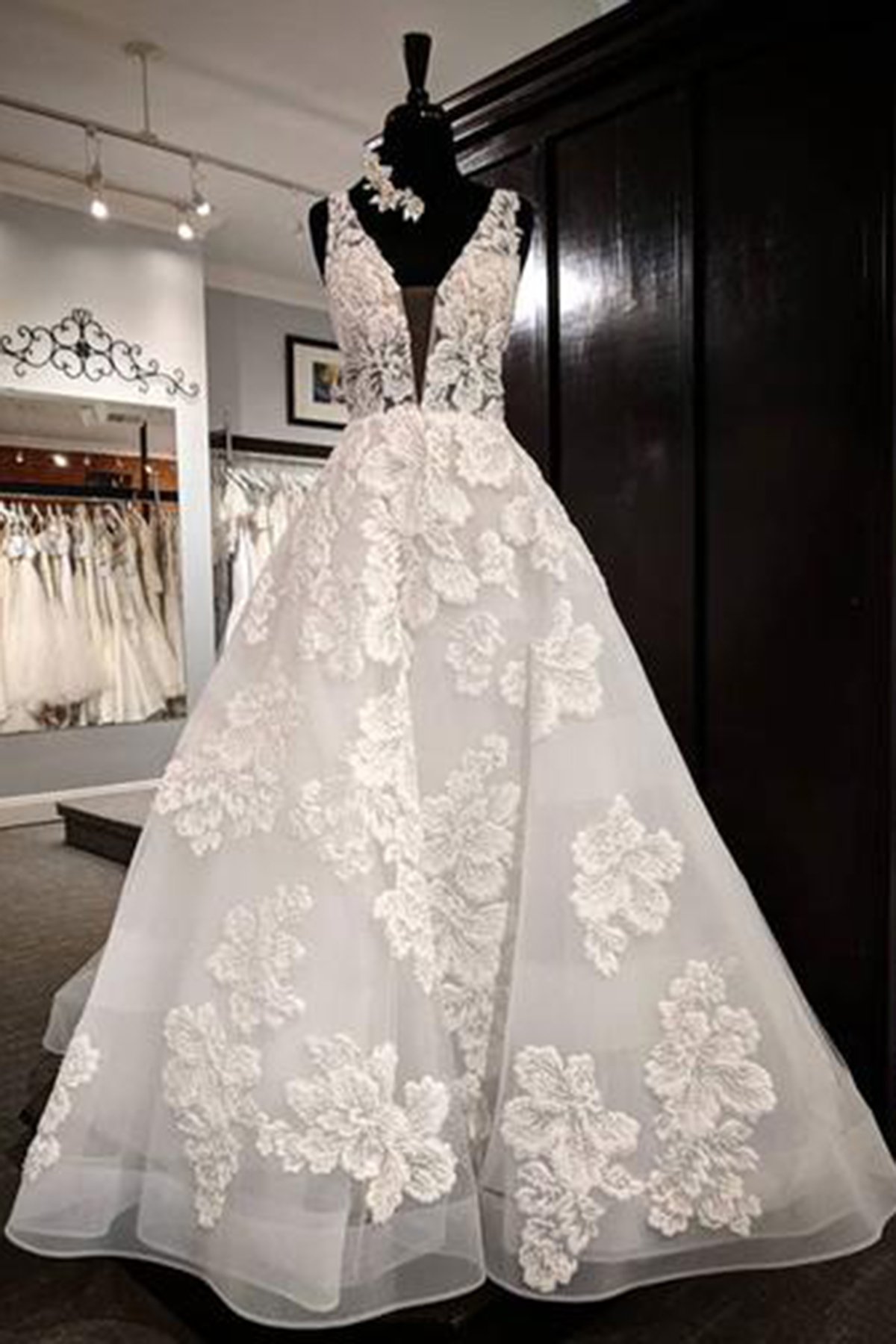 BMbridal Glamorous White Tulle V-Neck Flower Long Wedding Dress Lace Applique Bridal Gowns On Sale