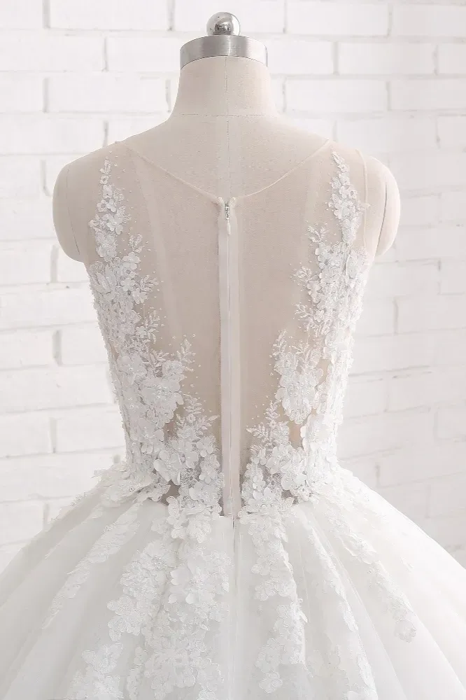Romantic Train Long Sleeveless Tulle Wedding Dress with Appliques Lace