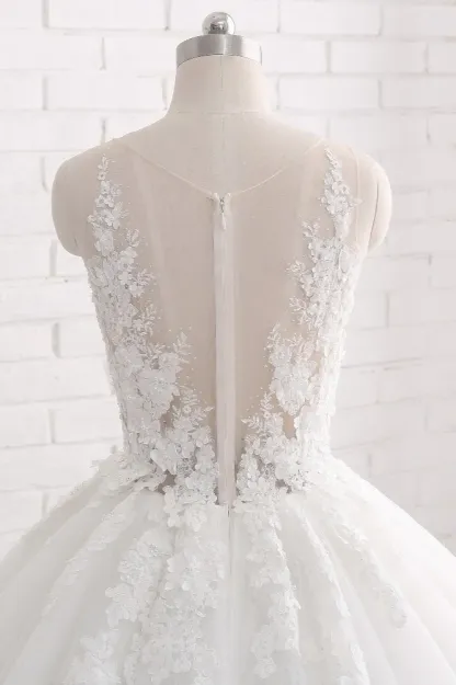 Romantic Train Long Sleeveless Tulle Wedding Dress with Appliques Lace