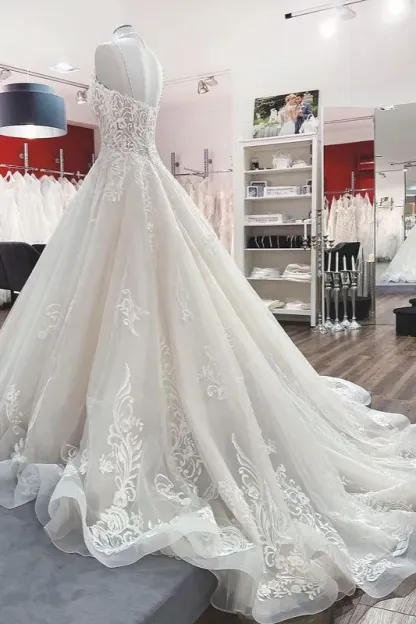 Glamorous Spaghetti-Straps Tulle Ball Gown V-Neck Wedding Dress with Lace Ruffles
