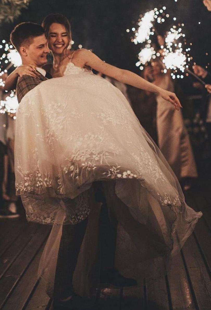 Romantic Long Tulle Spaghetti Straps Lace Wedding Dress with A-Line V-Neck
