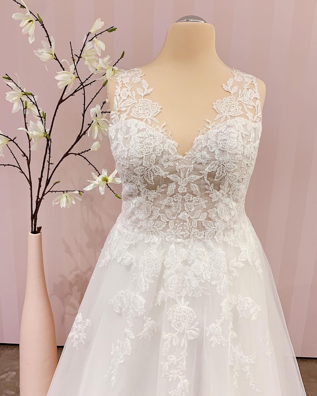 Schlichtes Brautkleid V Ausschnitt | Hochzeitskleider A Linie Spitze