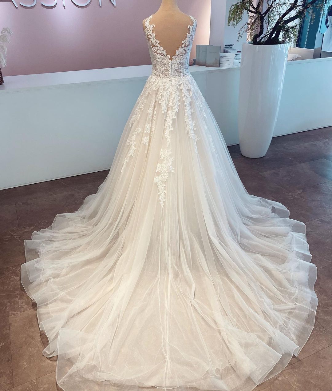 Schlichte Brautkleider A Linie | Hochzeitskleider mit Spitze