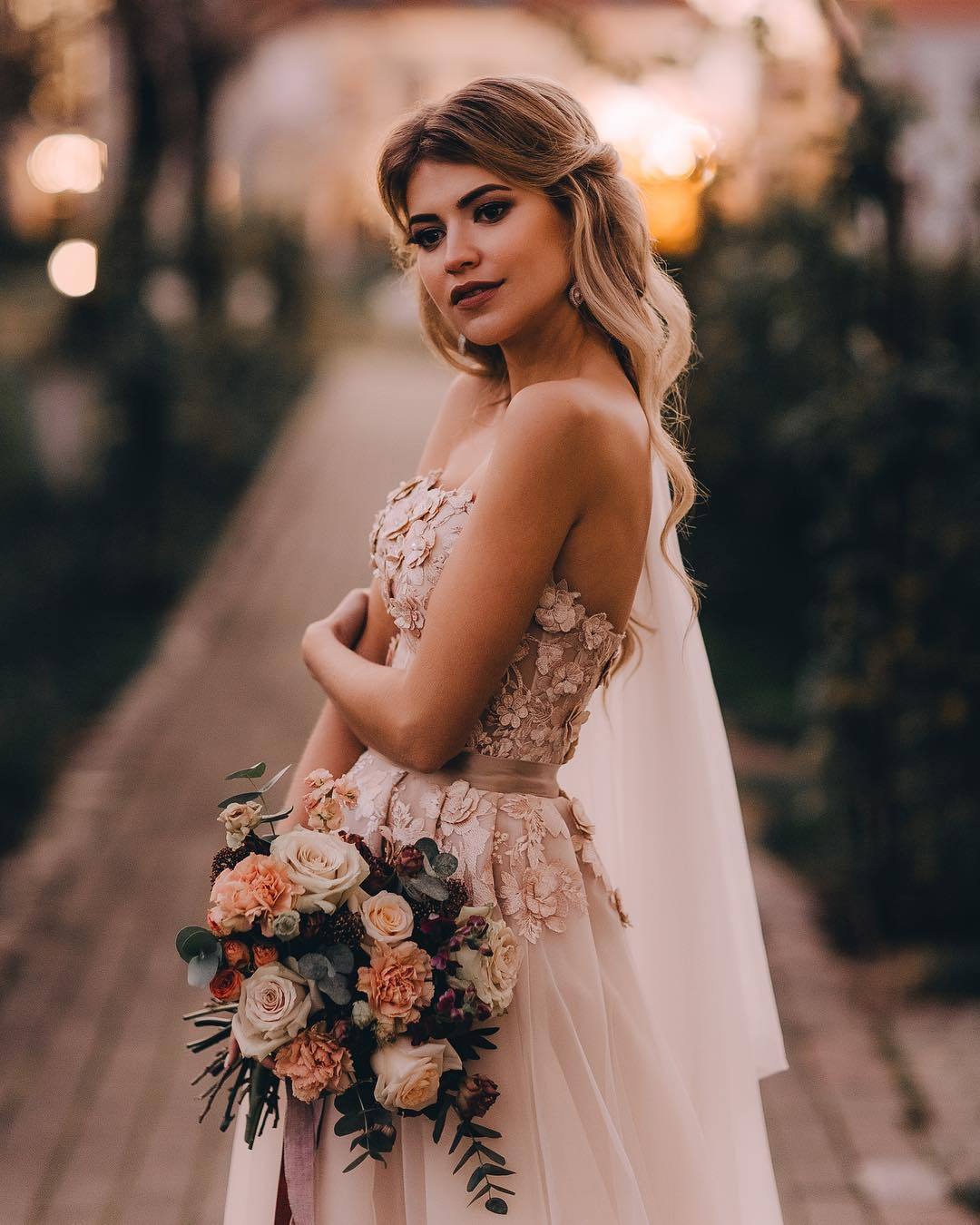 Schlichtes Brautkleid mit Spitze | Boho Hochzeitskleider