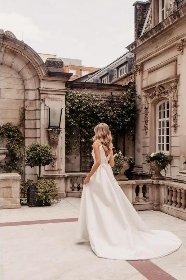 Schlichte Hochzeitskleider V Ausschnitt | Satin Brautkleider A Linie