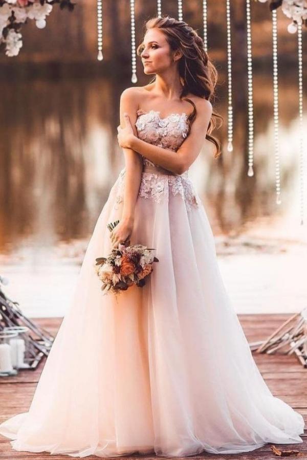 Schlichtes Brautkleid mit Spitze | Boho Hochzeitskleider-Misshow.de