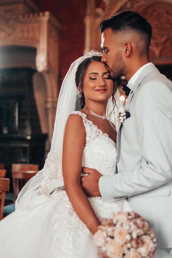 Brautkleider Prinzessin V Ausschnitt | Hochzeitskleider mit Spitze-Misshow.de
