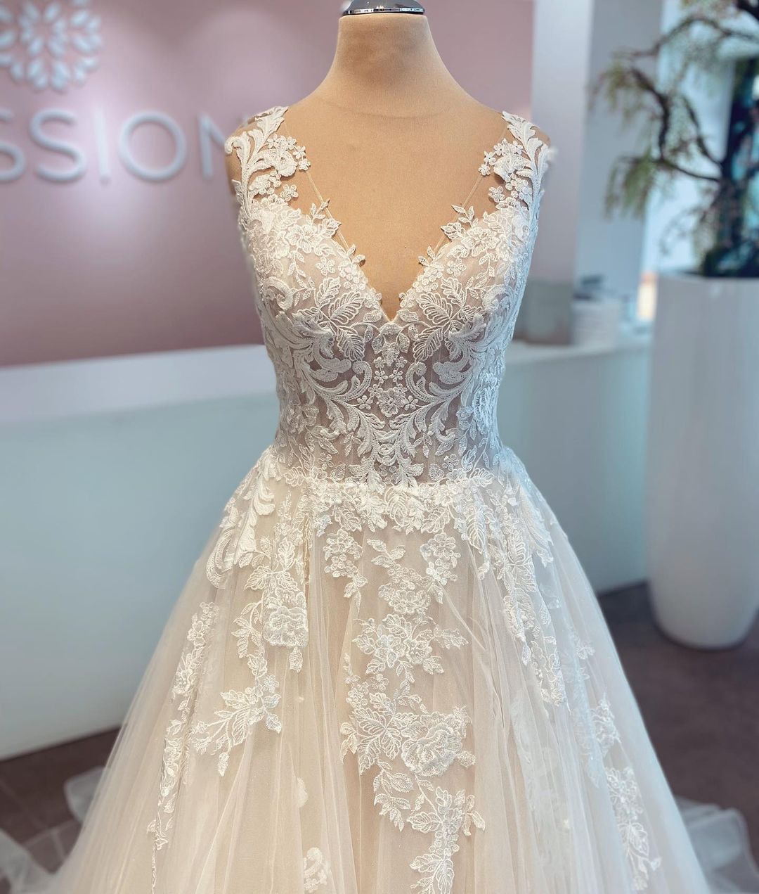 Schlichte Brautkleider A Linie | Hochzeitskleider mit Spitze-Misshow.de