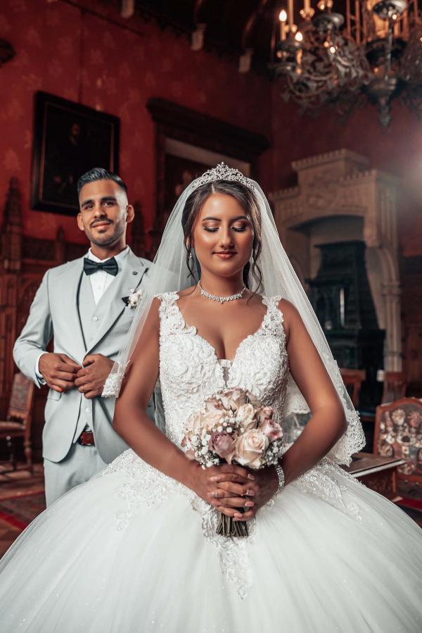 Brautkleider Prinzessin V Ausschnitt | Hochzeitskleider mit Spitze-Misshow.de