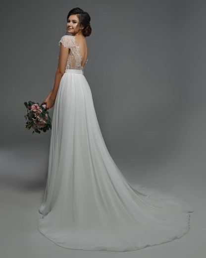 Schlichtes Hochzeitskleid mit Spitze | Etuikleider Brautkleider