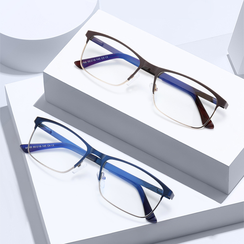 MINIMALISTISCHE BUSINESS-LESEBRILLE MIT METALLGESTELL UND PHOTOCHROMEN MULTIFOKALGLÄSERN