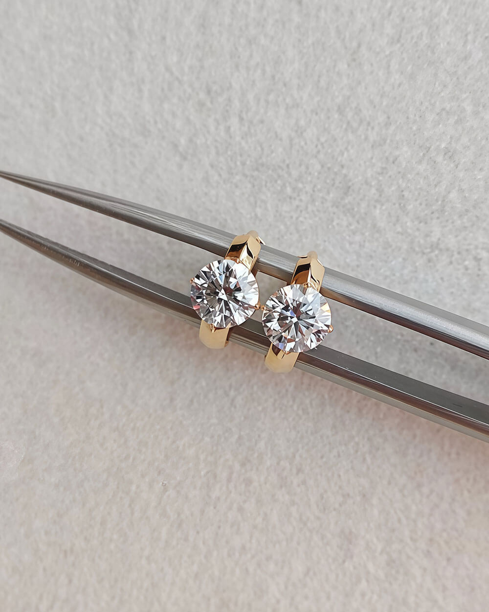 Ridge Glow – Round Diamond Huggie Earrings