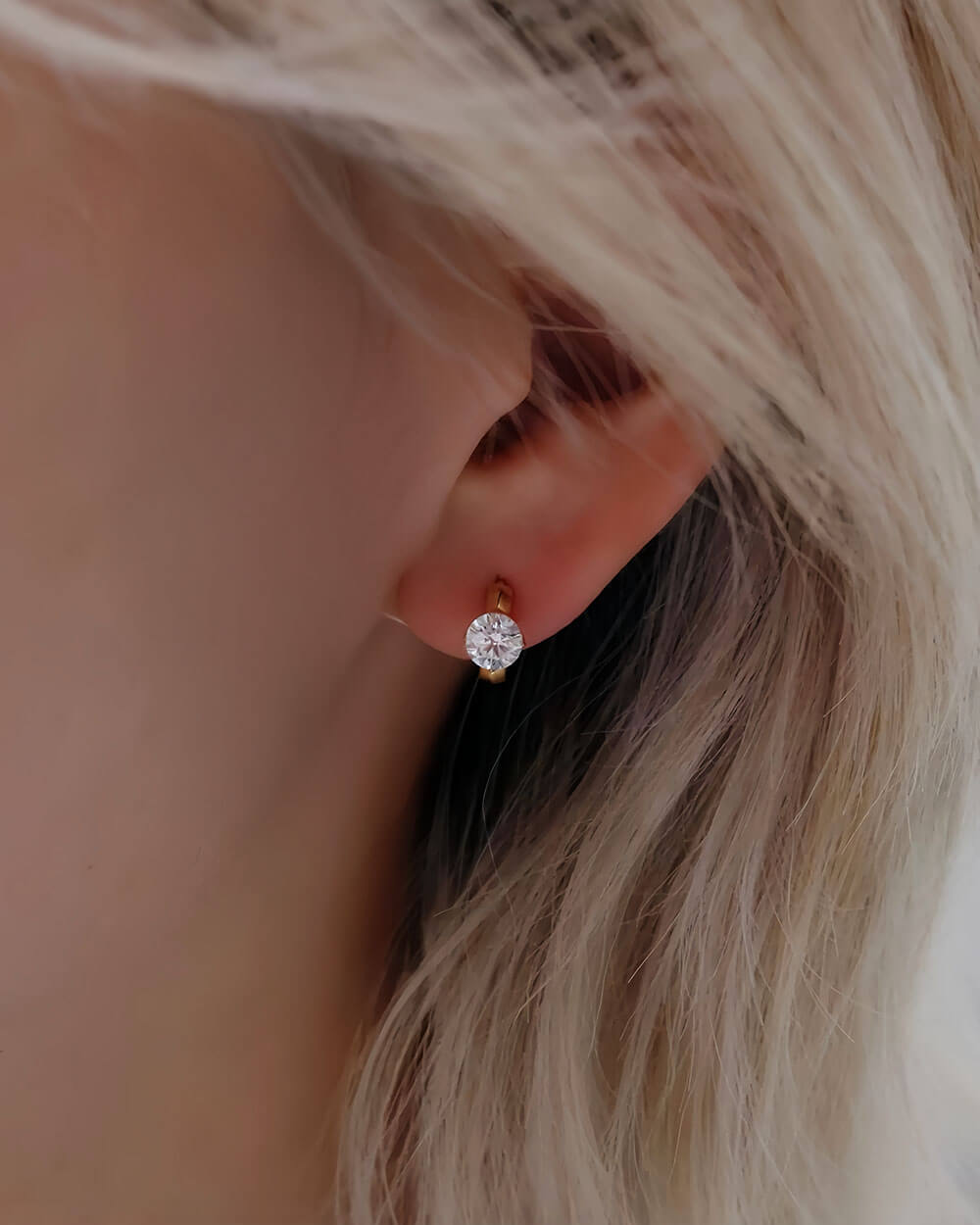 Ridge Glow – Round Diamond Huggie Earrings