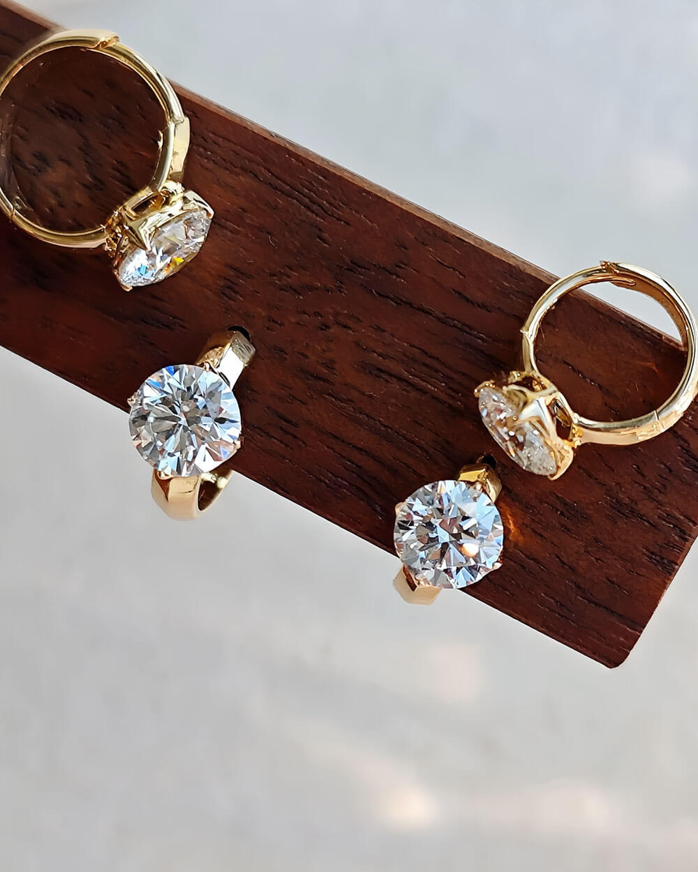 Ridge Glow – Round Diamond Huggie Earrings