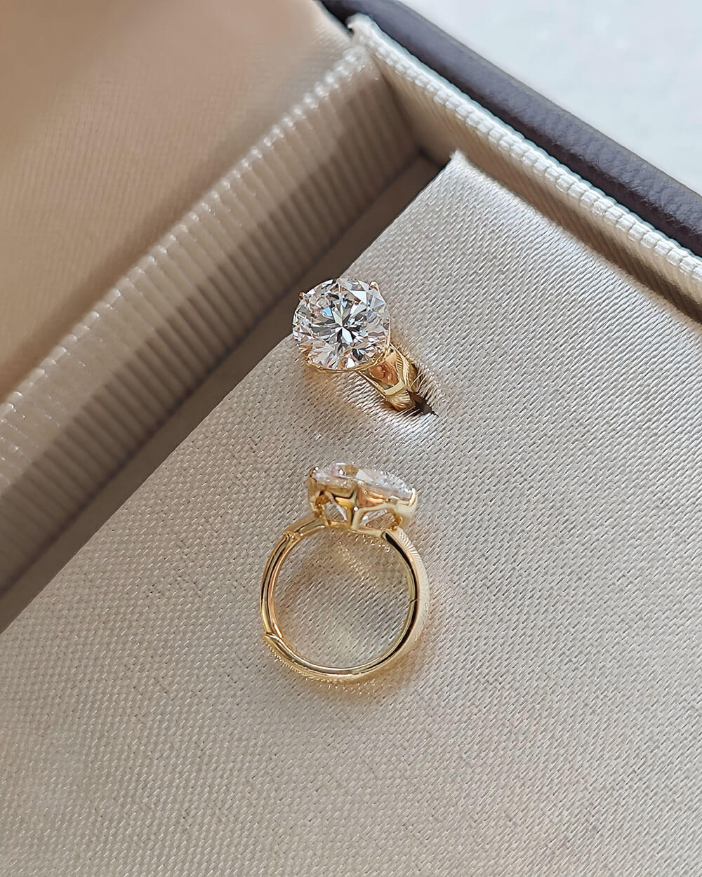 Ridge Glow – Round Diamond Huggie Earrings