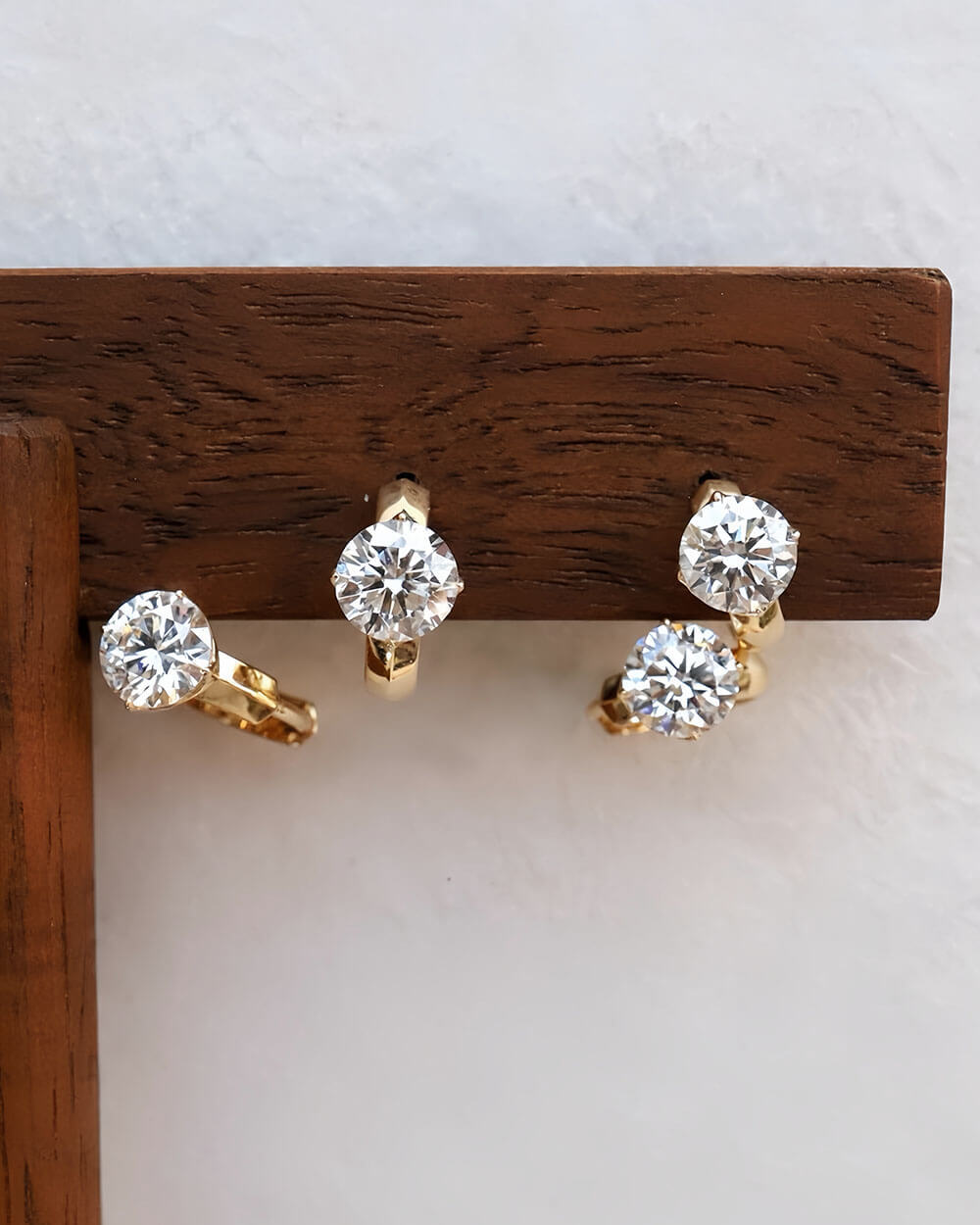 Ridge Glow – Round Diamond Huggie Earrings