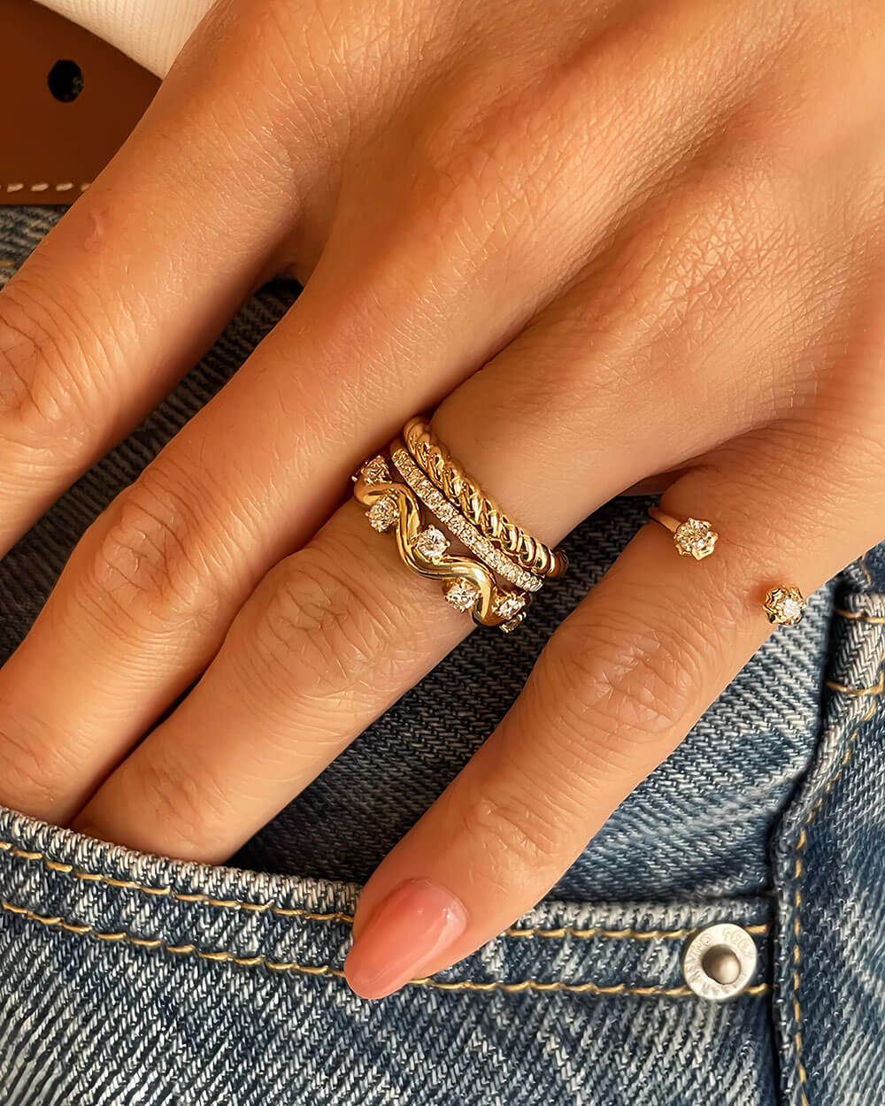 Aurea Flow – Wave Diamond Ring