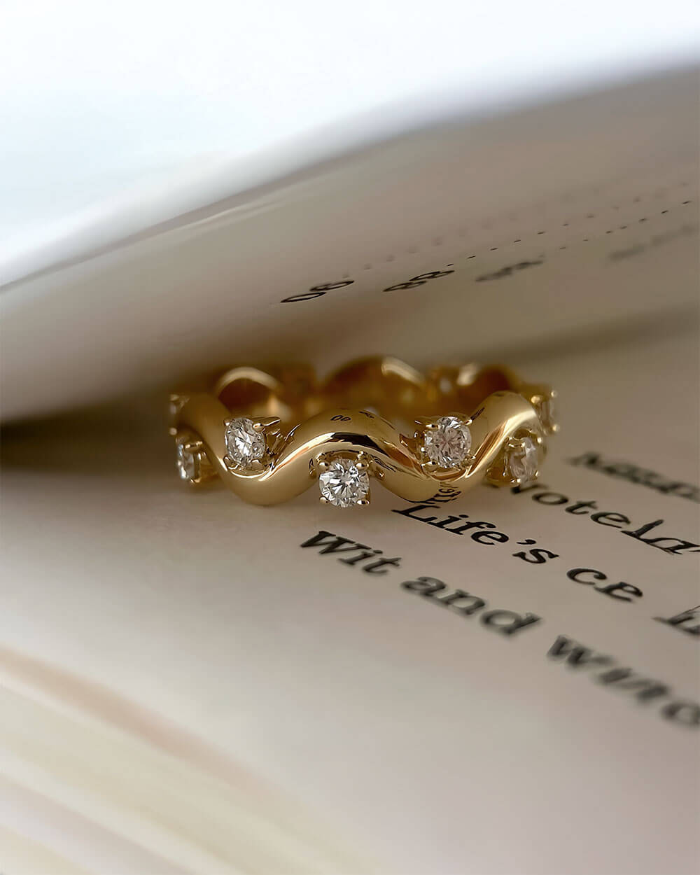 Aurea Flow – Wave Diamond Ring