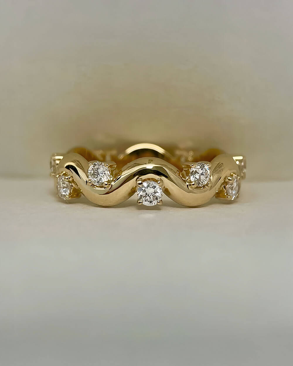 Aurea Flow – Wave Diamond Ring