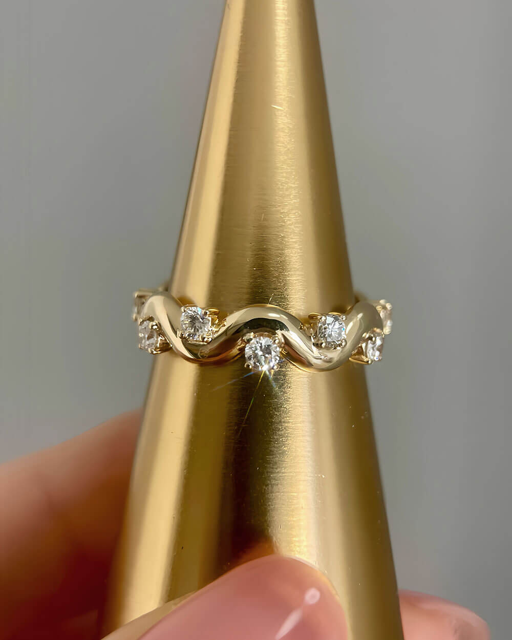 Aurea Flow – Wave Diamond Ring